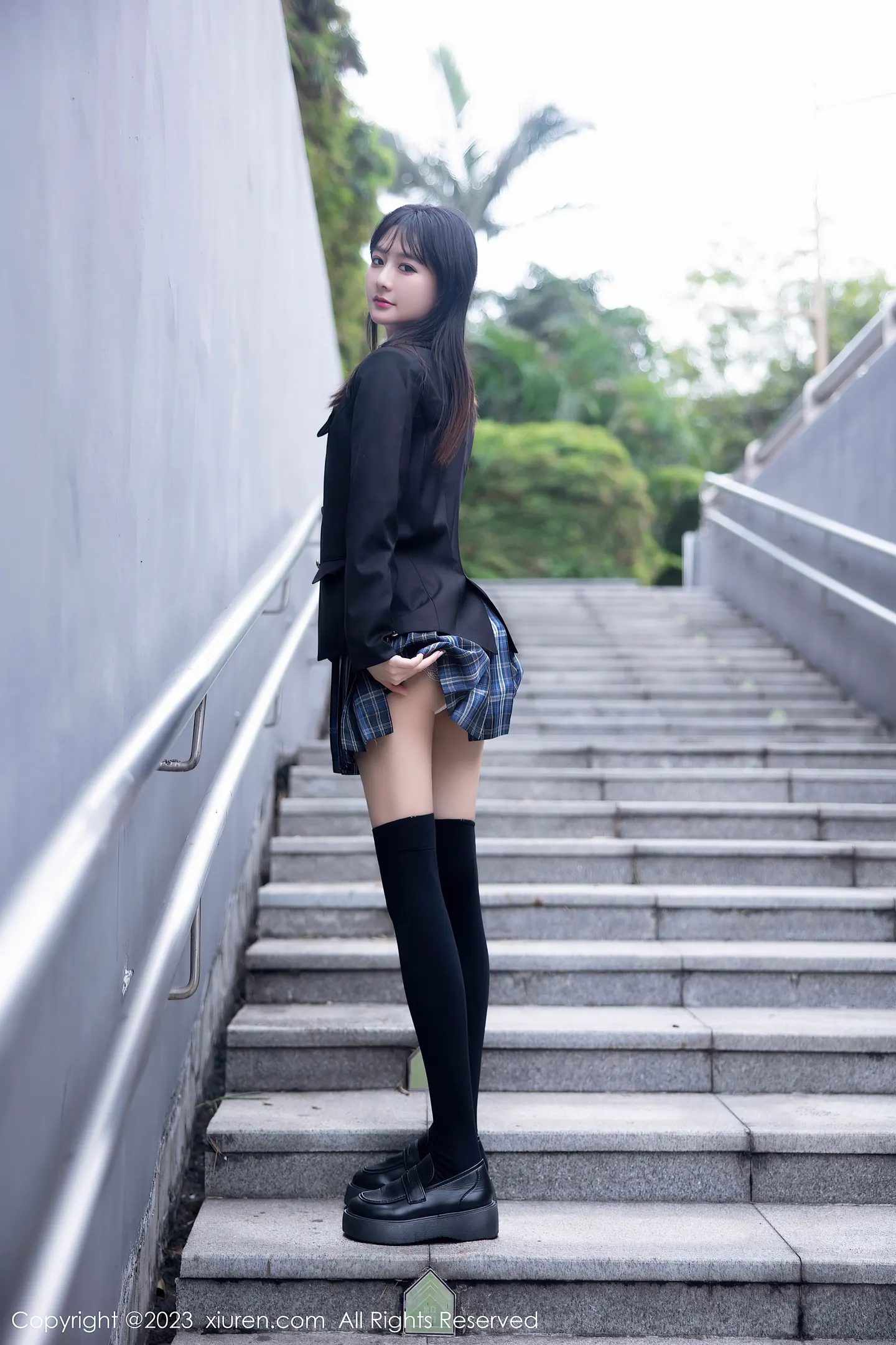 图片[4]-[XiuRen秀人网]2023.04.28 VOL.6662 幼幼 黑色JK制服与白色蕾丝内衣加黑丝美腿性感私房写真集-秀人网官方网站